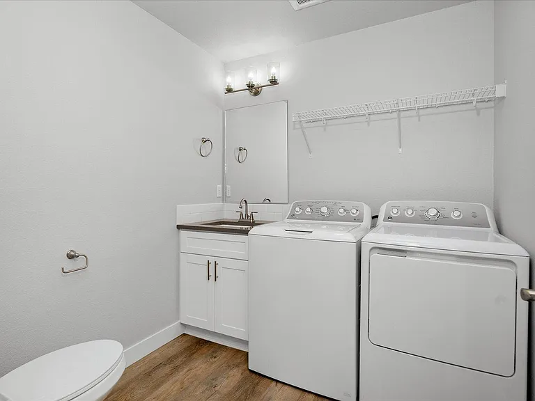 622 W 6th St — Photo 14