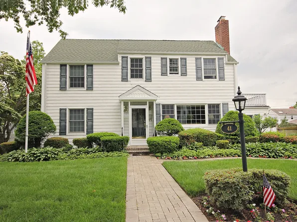 41 Bayway Ave, Bay Shore, NY 11706