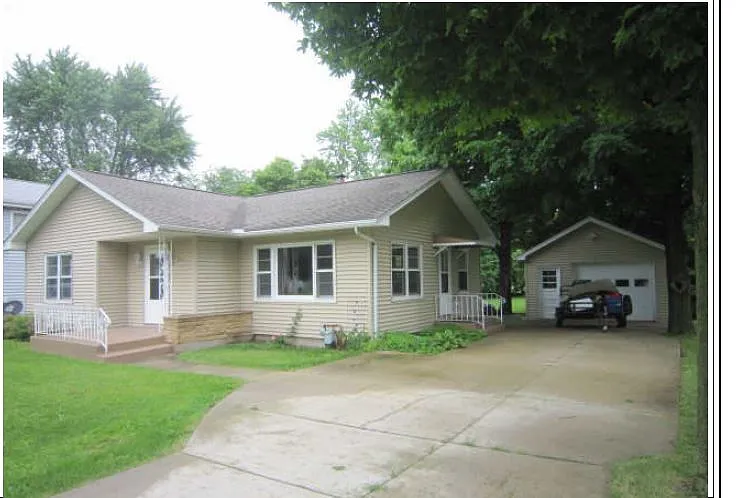 1104 White Ln photo 1