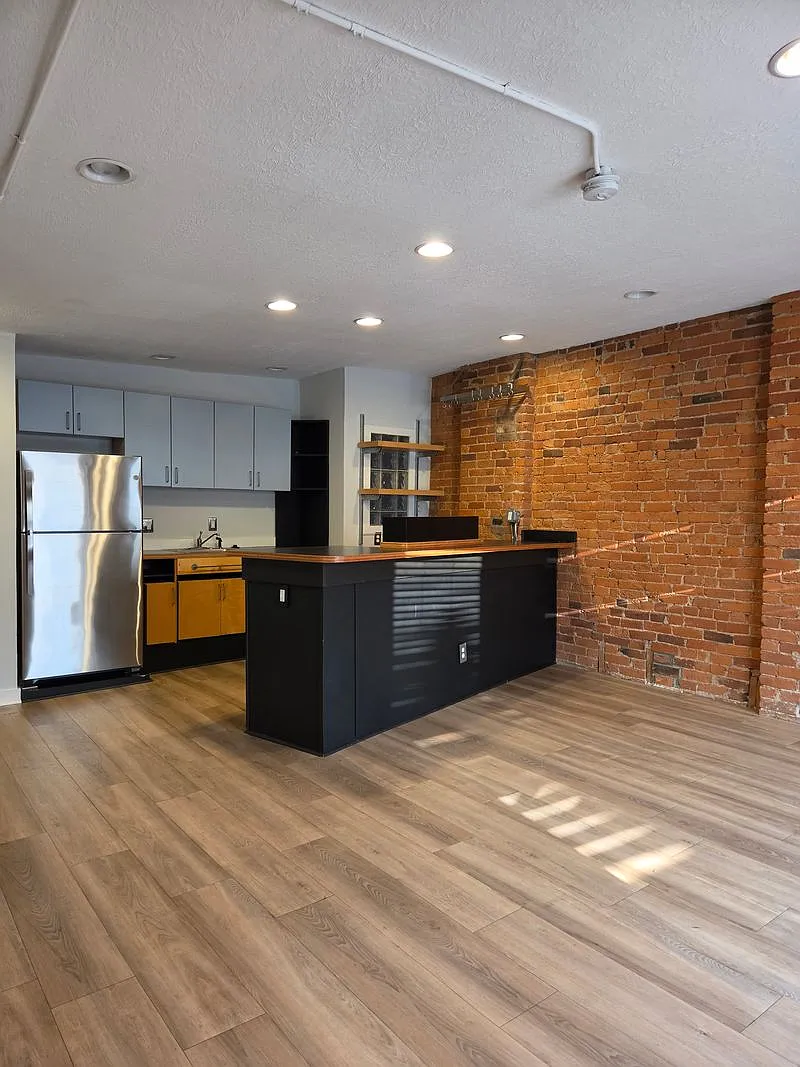 2 bed, 884 sqft, $2,200 — Photo 2