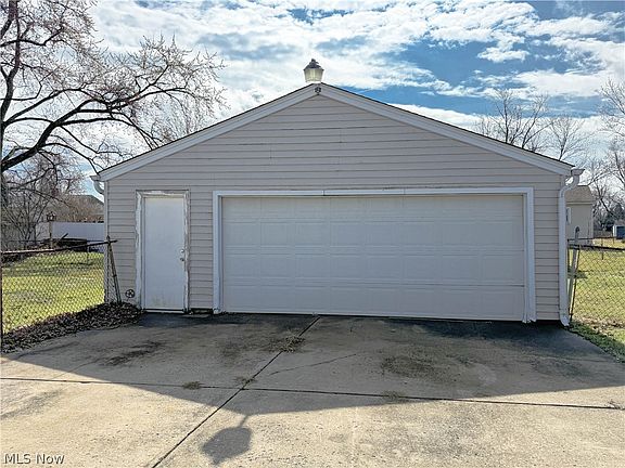 2nd image of 5365 Oakcrest Dr