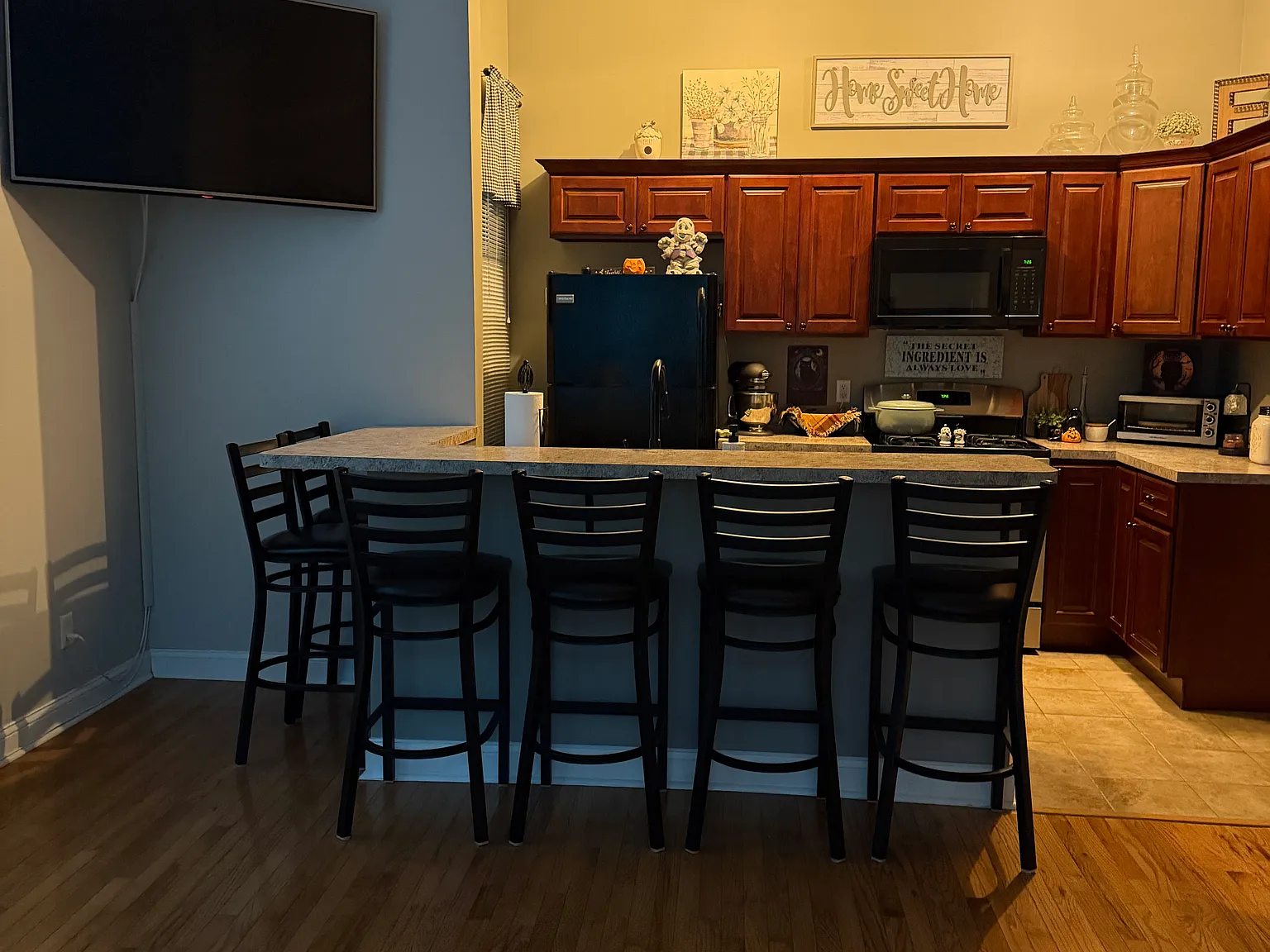 2278 Traylor Ave — Photo 3