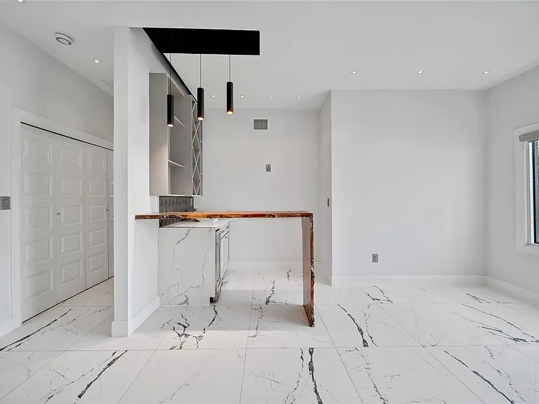 2206 Saxon Dr — Photo 18