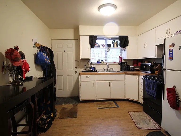 705 E 6th St #1/2 — Photo 4