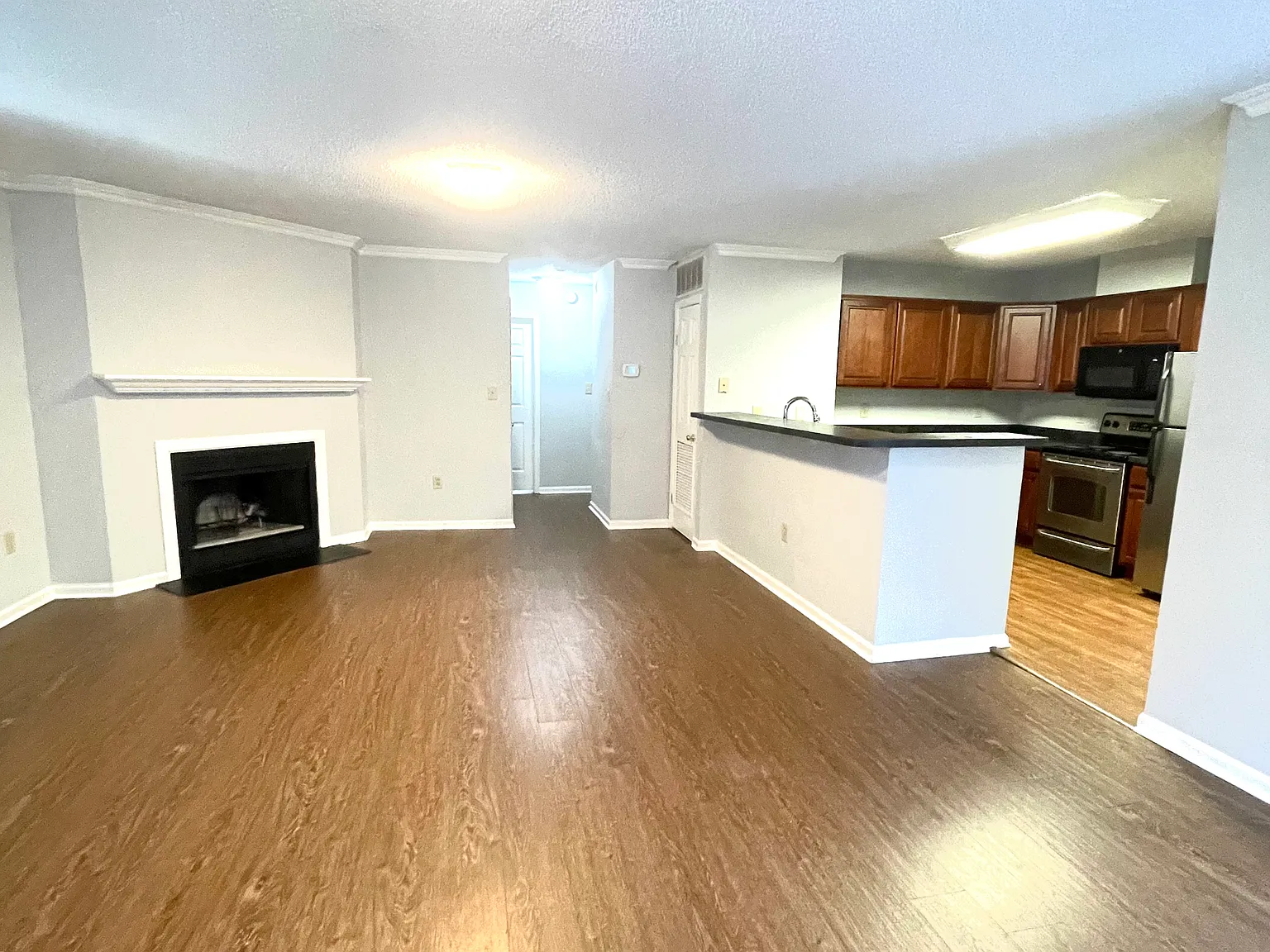 2 bed, 1044 sqft, $1,890 — Photo 3