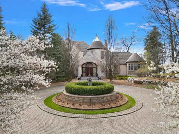 1747 Heron Ridge Dr, Bloomfield Hills, MI 48302