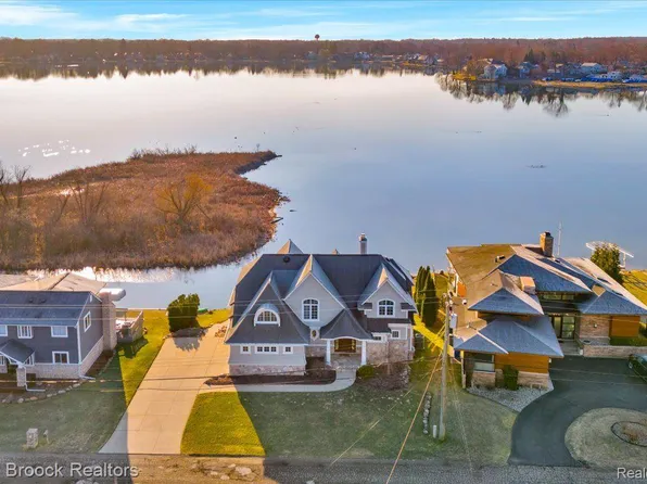 1365 Kessler Ave, Waterford, MI 48328