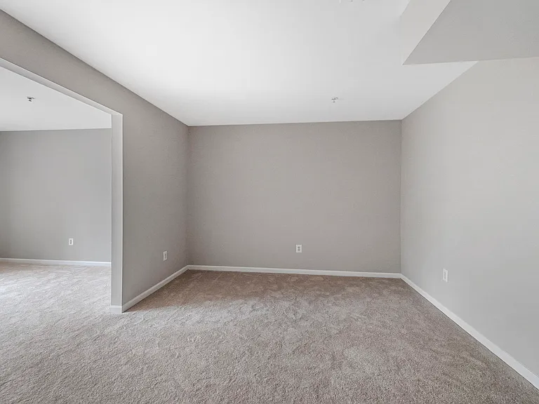 946 Monet Dr — Photo 7