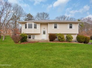 3 Vikings Ct, Bohemia, NY 11716