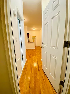 Rented by Zikos Realty Services | media 4