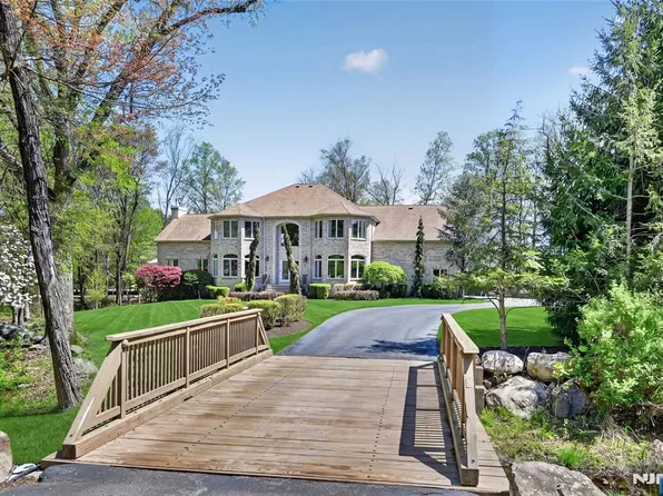9 Heller Ct, Mahwah, NJ 07430