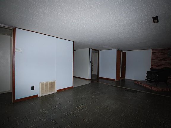 4th image of 710 2nd St NE