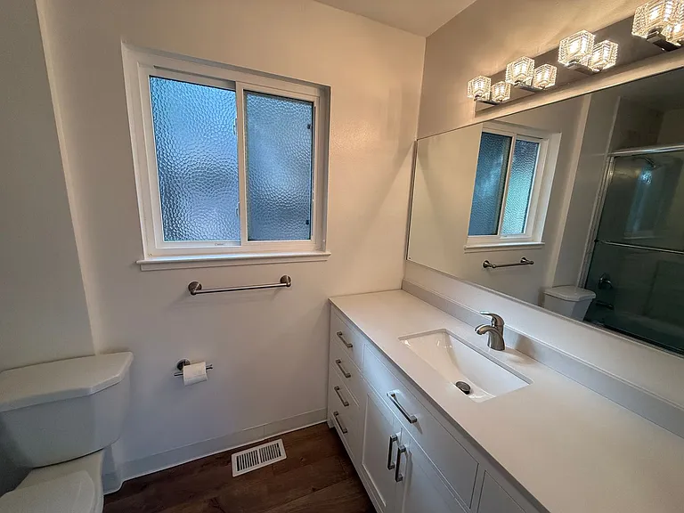 Scenic Ave Duplex — Photo 11