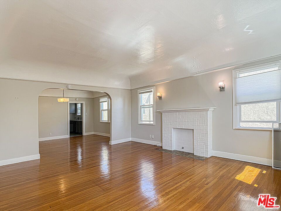 1st image of 733 N Ridgewood Pl #735-1/2