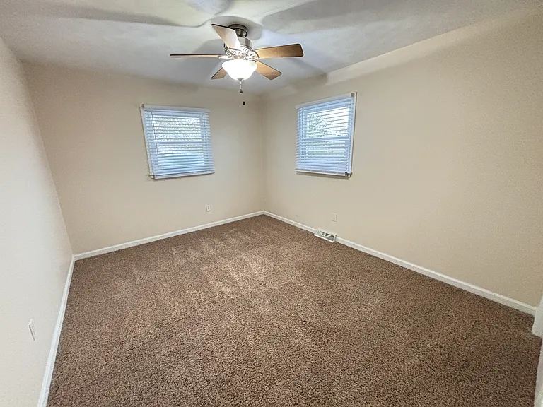 955 Crestview Ct — Photo 16