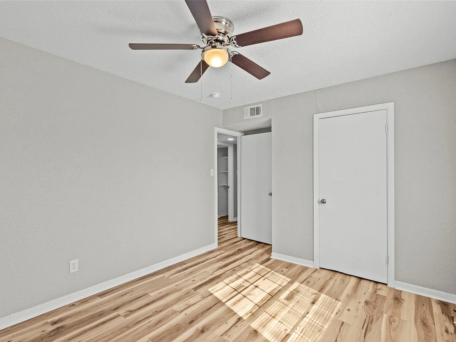 3 bed, 1.0 bath, 1085 sqft, $1,450 — Photo 3