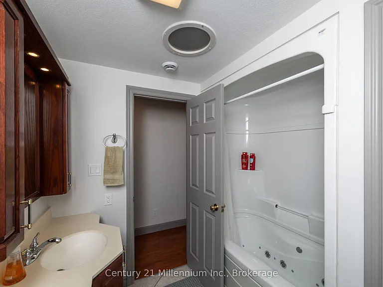 413 Queen St S #B — Photo 18