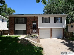 10522 R St, Omaha, NE 68127