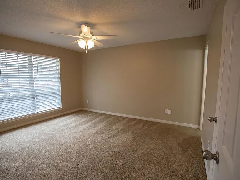 1220 Springfield Dr — Photo 17