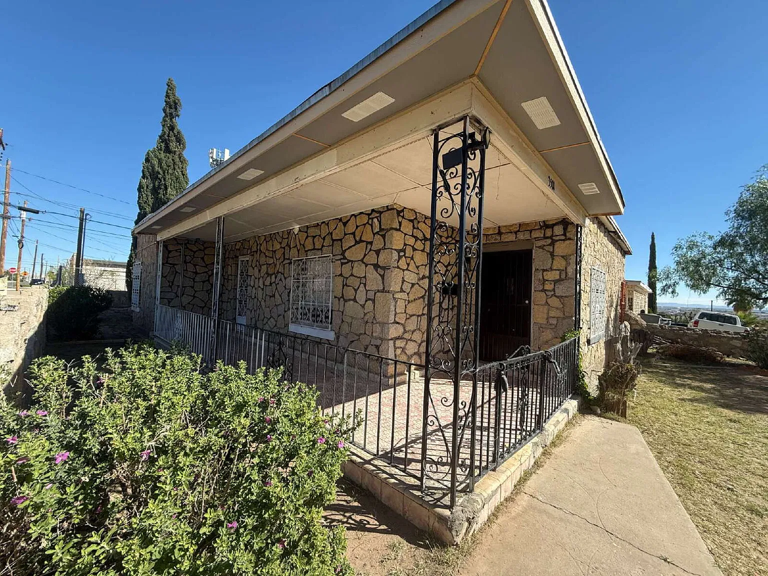 2 bed, 1.0 bath, 1051 sqft, $1,399 — Photo 1