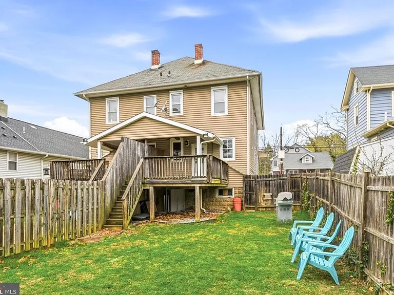121 Grandview Ave — Photo 2