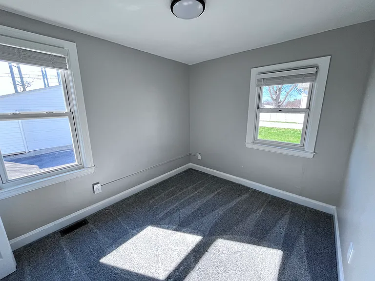 85 Royal Pkwy W — Photo 20