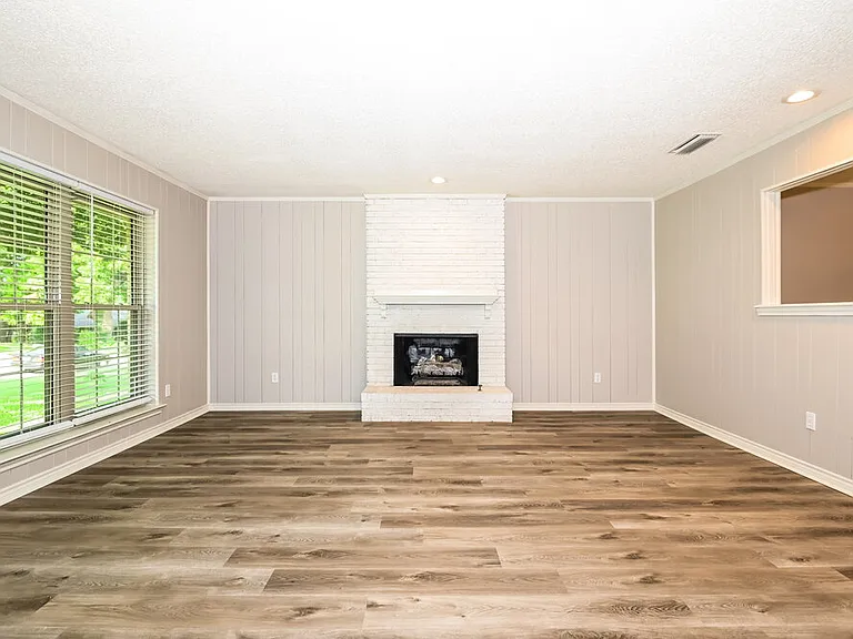 708 Village Green Dr — Photo 3