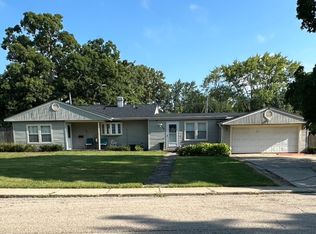 24 Sparrow Rd, Carpentersville, IL 60110