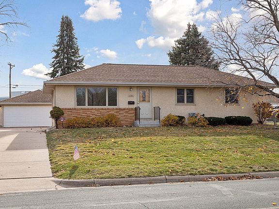 3rd image of 121 Maplewood Dr E
