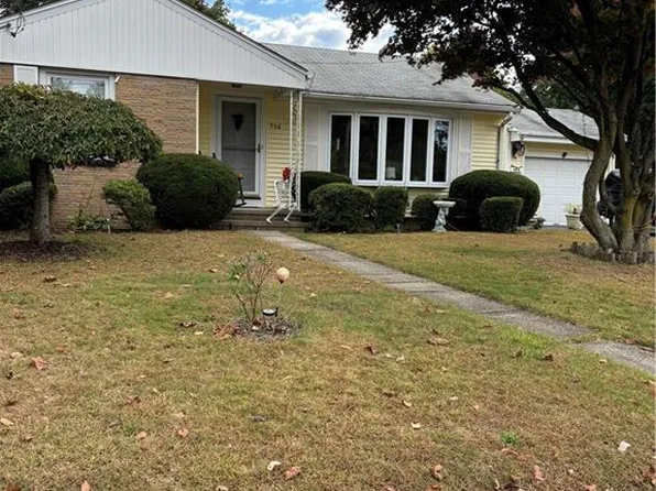 956 Oaklawn Ave, Cranston, RI 02920