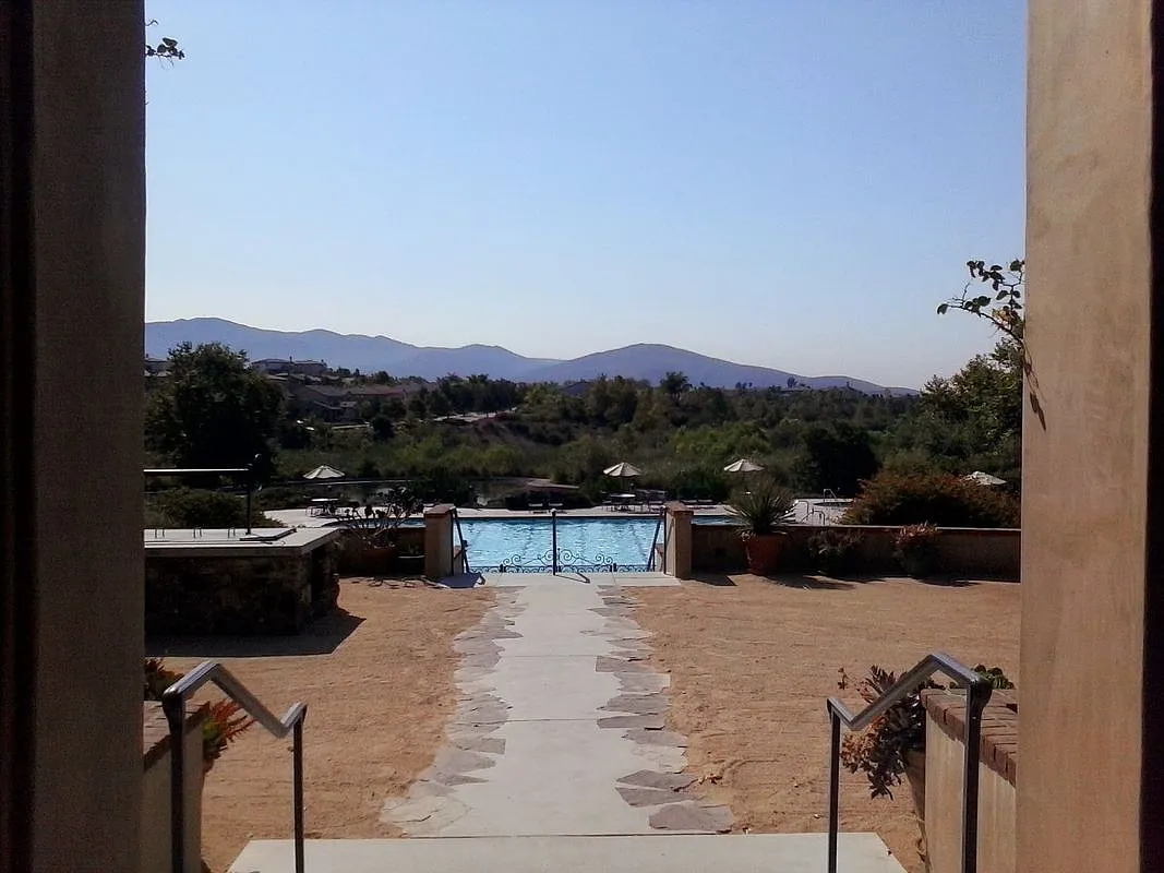 3 bed, 3.0 bath, 1460 sqft, $4,250 — Photo 2