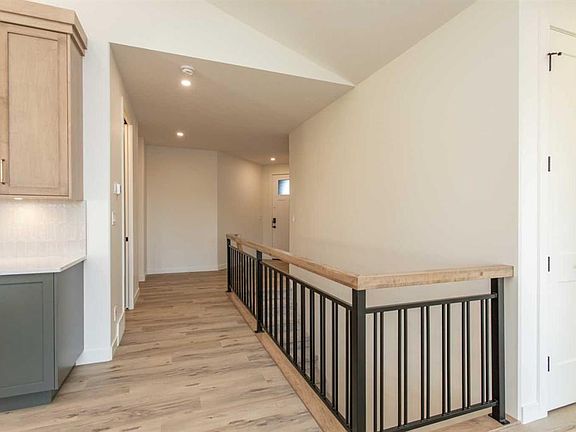 3rd image of 20 N Emmett Cres