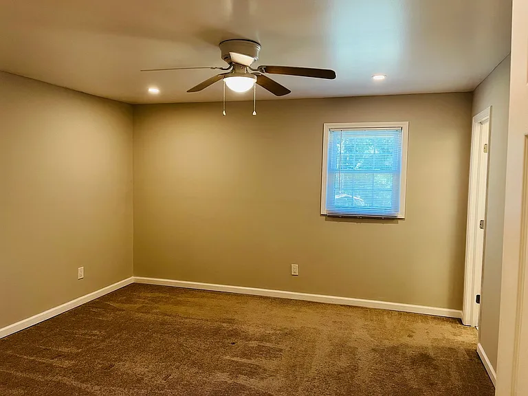 147 N Lake Dr — Photo 28