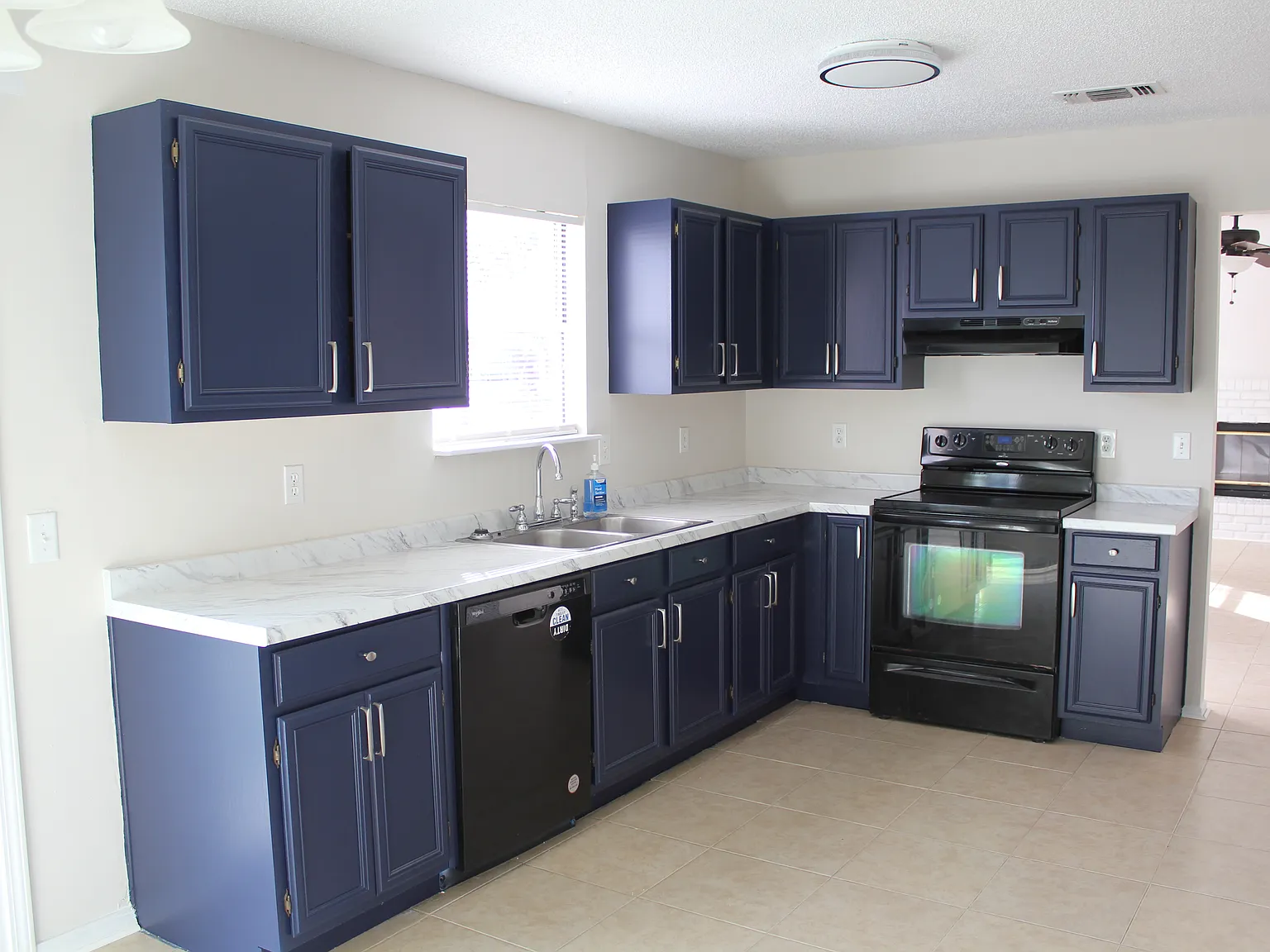 4 bed, 2.5 bath, 2248 sqft, $2,500 — Photo 3