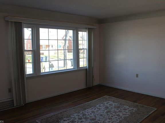 3rd image of 8909 Morton Ave