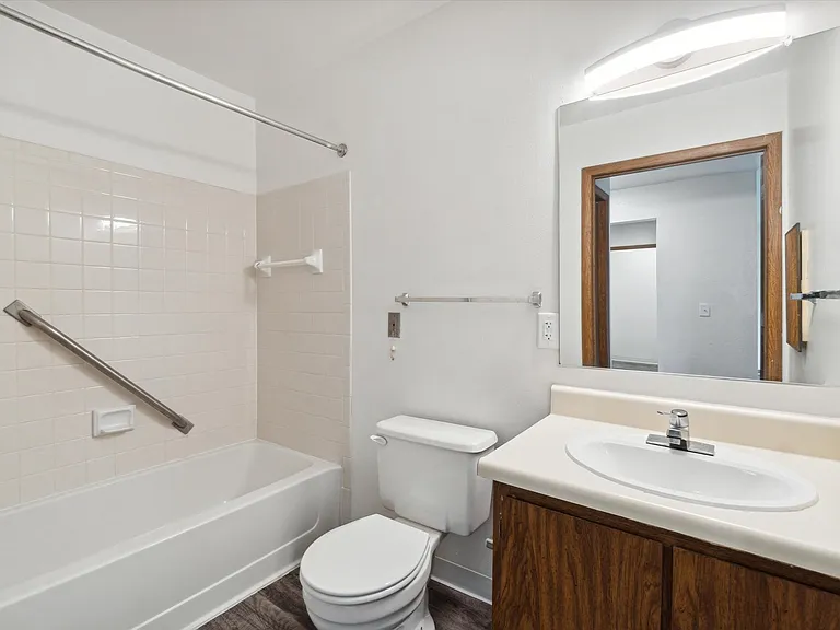 140 W North St — Photo 11