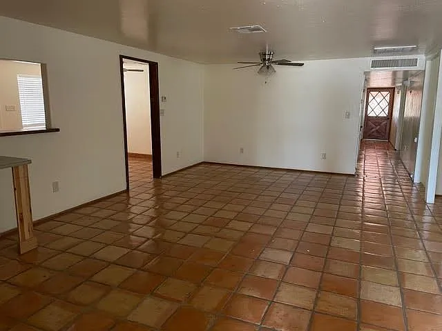 4 bed, 2016 sqft, $2,650 — Photo 3