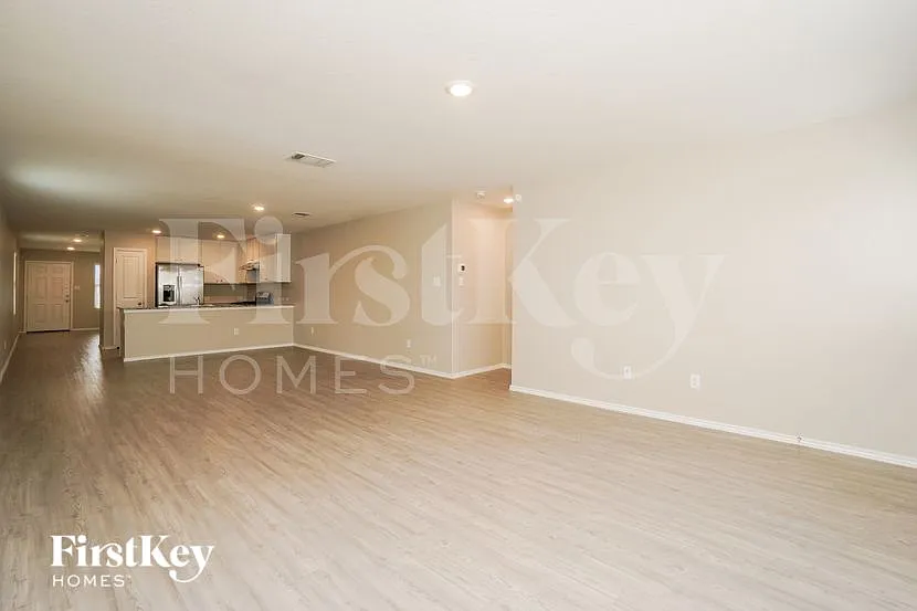 4 bed, 2.0 bath, 1627 sqft, $1,635 — Photo 3