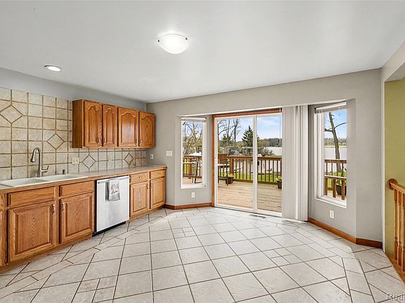 4th image of 6522 Bennett Lake Rd