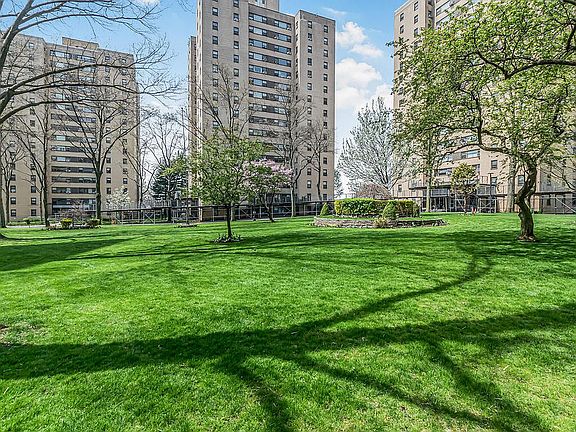 3rd image of 4 Fordham Hill Oval APT 1A