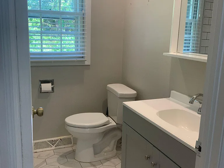 1101 N Poplar St — Photo 11