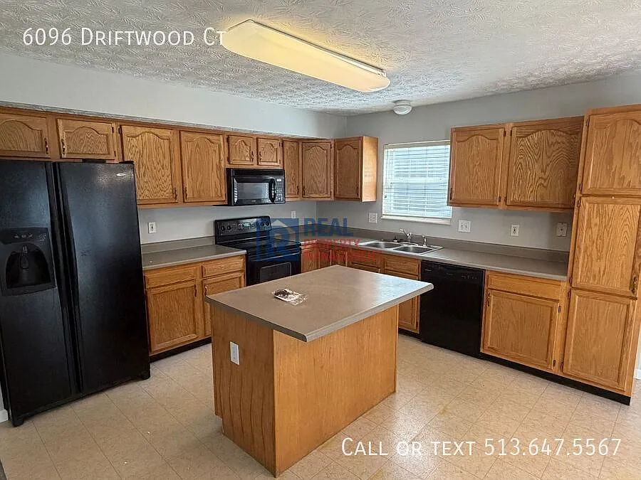 Spacious and Modern 5 BR Home — Photo 2