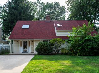 165 E Cabot Ln, Westbury, NY 11590