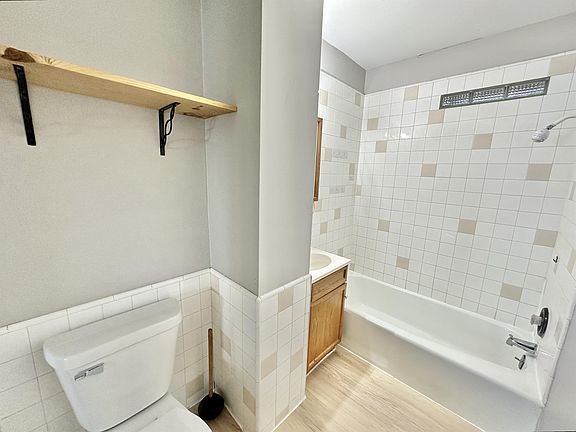 3rd image of 1023 Hackett St