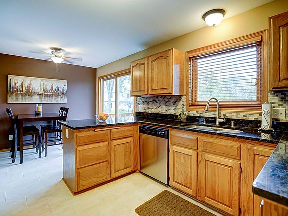 2nd image of 832 Glenview Dr