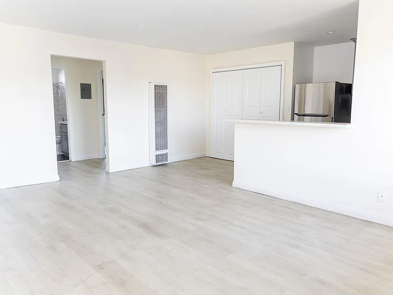 1881 W Jefferson Blvd — Photo 11