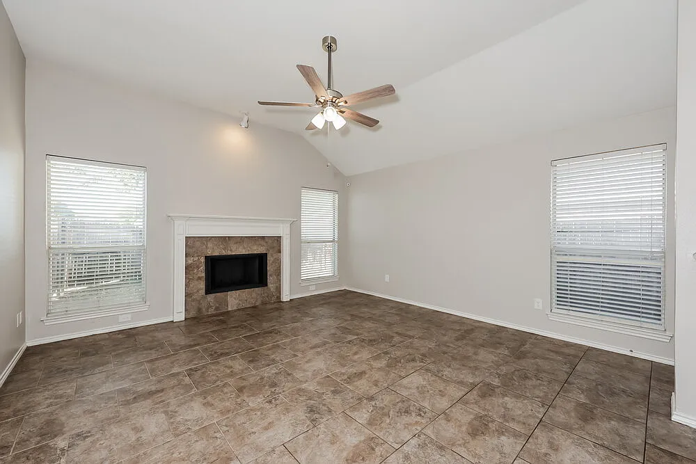 3 bed, 2.0 bath, 1600 sqft, $2,145 — Photo 3