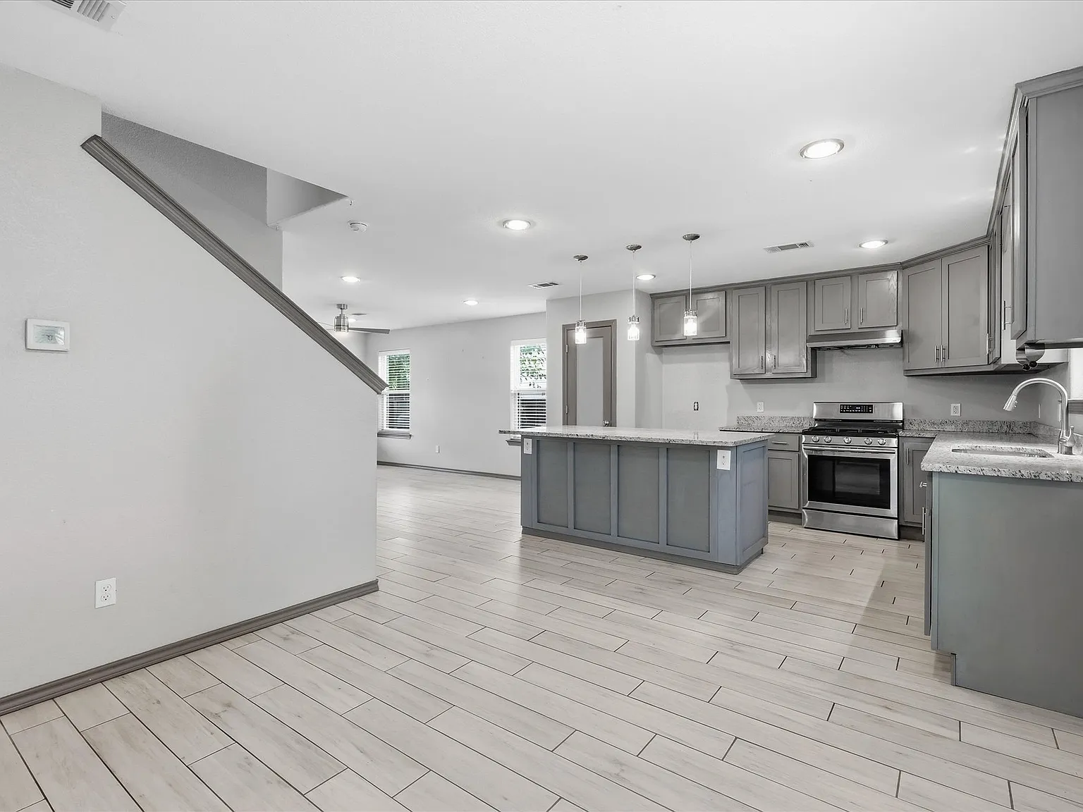 4 bed, 2.5 bath, 1896 sqft, $3,000 — Photo 1