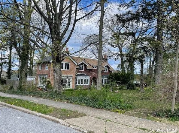 30 Bryce Avenue, Glen Cove, NY 11542