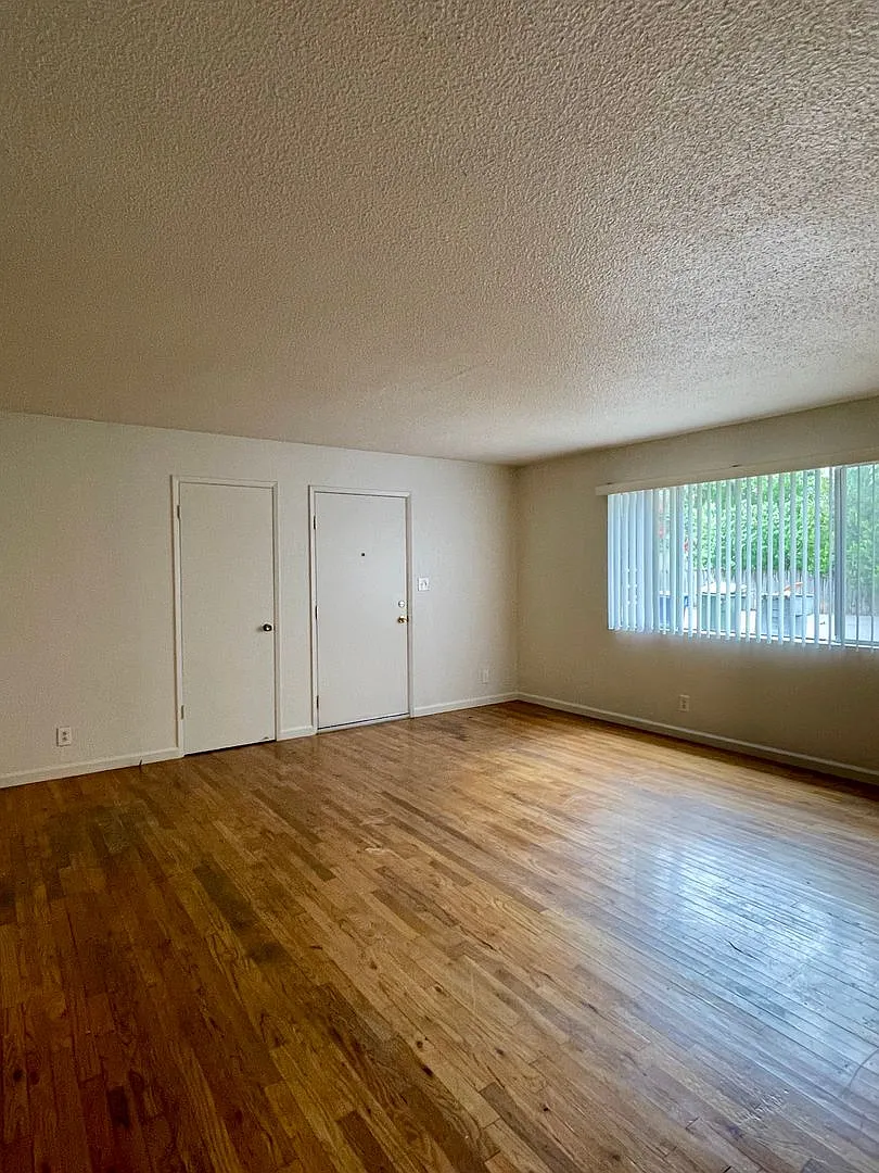 2 Bed 1.5 Bath Single Duplex — Photo 2